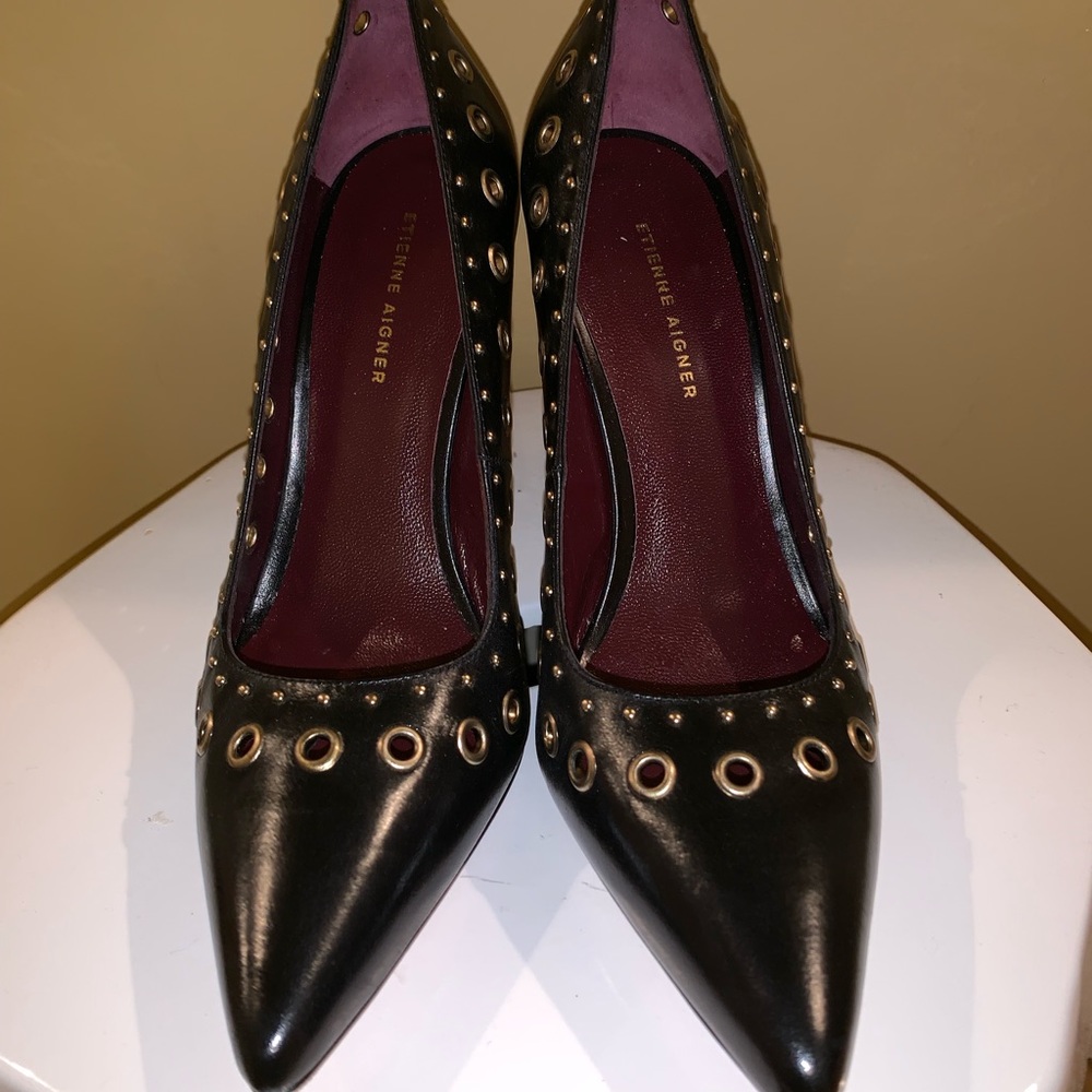 Entiende Aigner black heels with gold design